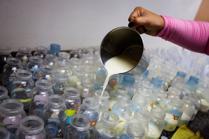 Y tá tại bệnh viện công Santa Ana, Caracas, Venezuela đang chuẩn bị sữa cho các cháu nhỏ mới được sinh ra nhưng chưa có sữa mẹ.